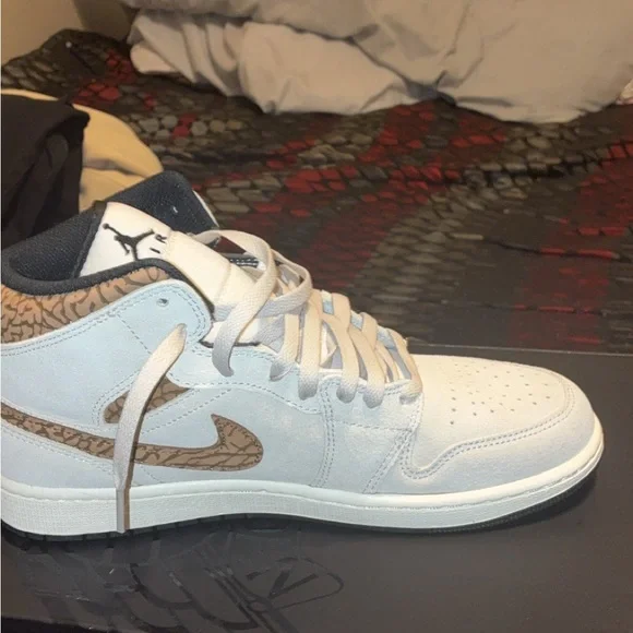 Jordan Air Mid SE in Black and Gold - Picture 2 of 6